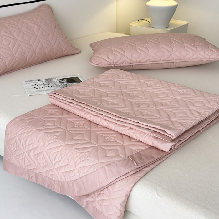 91家纺网 家纺一手货源 找家纺 云雀  2025新款舒适莱赛尔天丝夹棉床盖 菱格床盖-豆沙