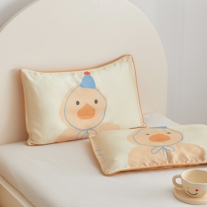 91家纺网 家纺一手货源 找家纺 荷马之梦  2025新款系列——A类60s原创手绘卡通儿童枕套 毛绒鸭
