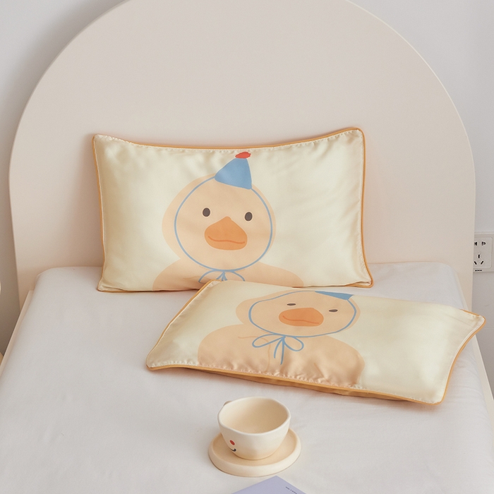 91家纺网 家纺一手货源 找家纺 荷马之梦  2025新款系列——A类60s原创手绘卡通儿童枕套 毛绒鸭