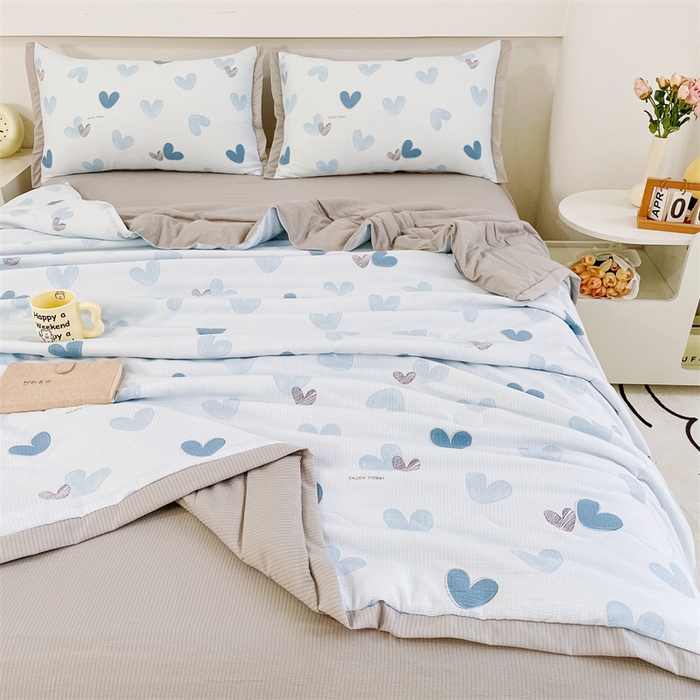 91家纺网 家纺一手货源 找家纺 南北家居  2025新款亲肤泡泡棉提花夏被 一见倾心