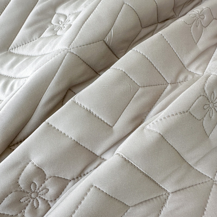 91家纺网 家纺一手货源 找家纺 云雀  2025新款舒适莱赛尔天丝夹棉床盖 菱格床盖-浅灰