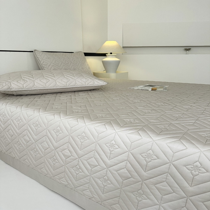 91家纺网 家纺一手货源 找家纺 云雀  2025新款舒适莱赛尔天丝夹棉床盖 菱格床盖-浅灰