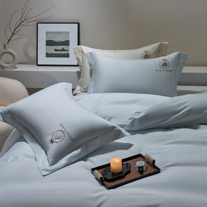 91家纺网 家纺一手货源 找家纺 沃尔居 2025新款全棉纯棉长绒棉四件套刺绣绣花纯色贡缎床笠款高端礼盒装 萨尔夫人-迷雾蓝