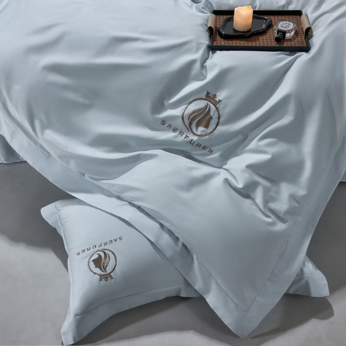 91家纺网 家纺一手货源 找家纺 沃尔居 2025新款全棉纯棉长绒棉四件套刺绣绣花纯色贡缎床笠款高端礼盒装 萨尔夫人-迷雾蓝