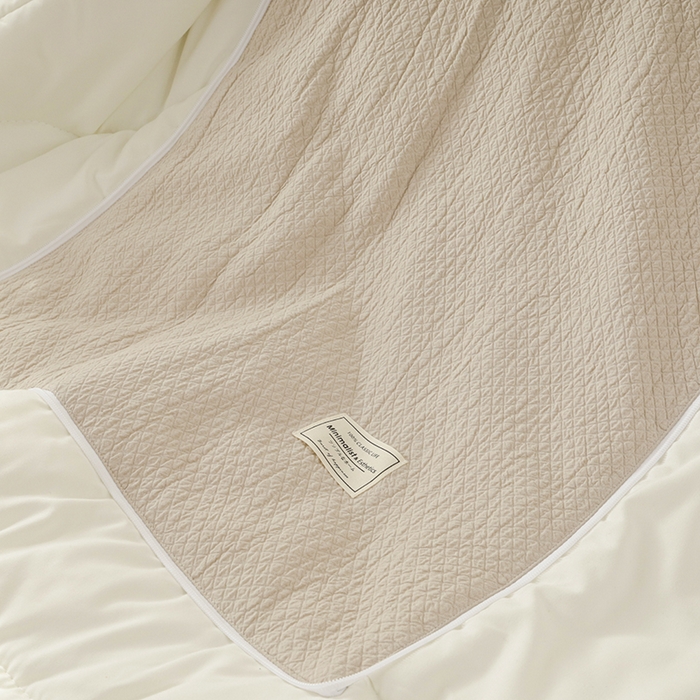 91家纺网 家纺一手货源 找家纺 番茄+ 2025新款简约全棉色织抱枕被 摩卡奶咖