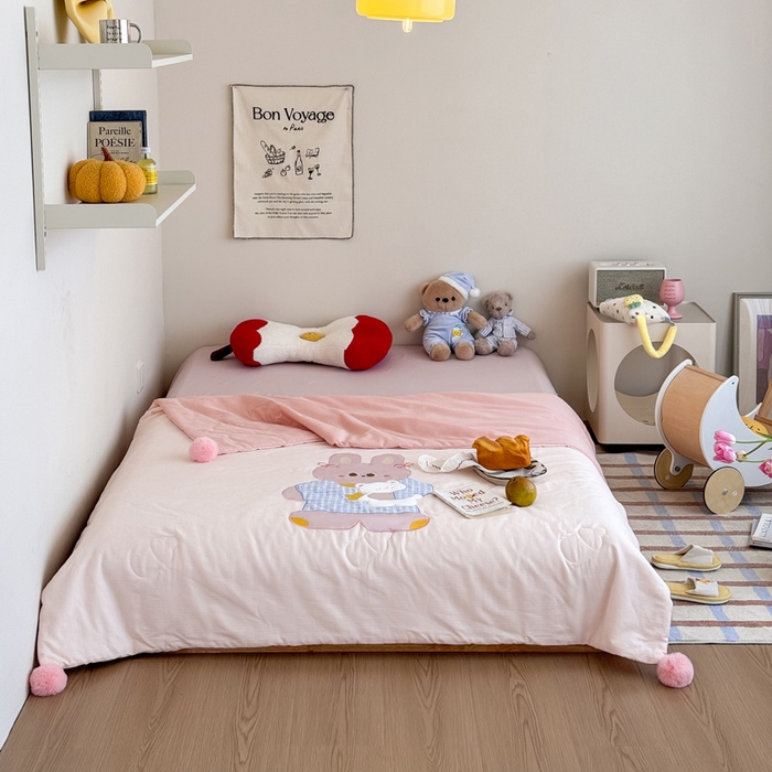 91家纺网 家纺一手货源 找家纺 喜多兔2025新款高精密人字棉贴布绣奶里奶气夏被夏凉被 粉色奶气小兔