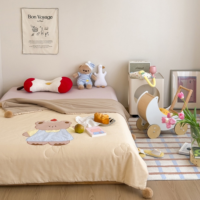 91家纺网 家纺一手货源 找家纺 喜多兔2025新款高精密人字棉贴布绣奶里奶气夏被夏凉被 咖色奶气小熊