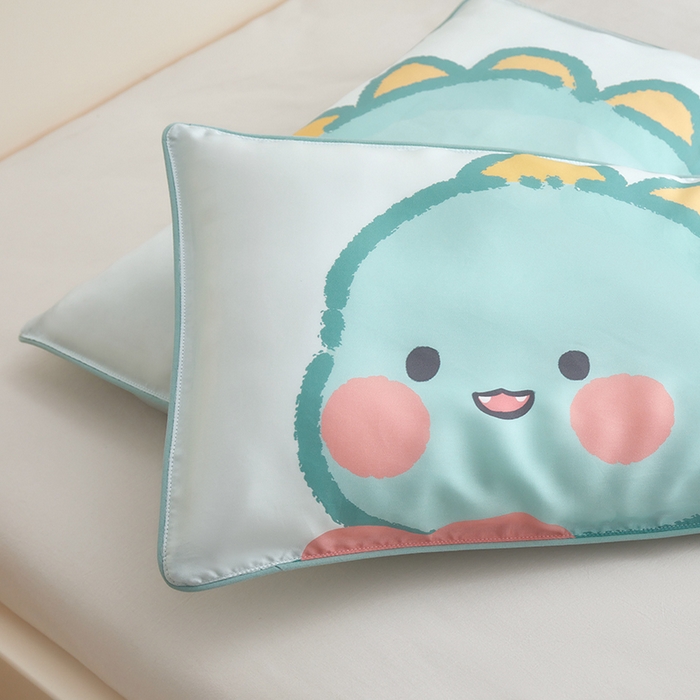 91家纺网 家纺一手货源 找家纺 荷马之梦  2025新款系列——A类60s原创手绘卡通儿童枕套 微笑恐龙