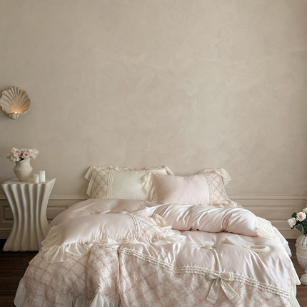 91家纺网 家纺一手货源 找家纺 佳汐蓝家纺2025春夏新品60支兰精天丝珍珠织带蝴蝶结四件套--爱莎系列 粉色