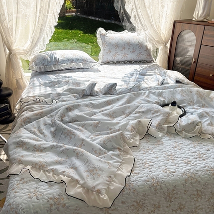 91家纺网 家纺一手货源 找家纺 2025新款水洗棉夹棉韩版花边夏被小清新针织棉小碎花皱皱棉双层纱软糯感夏凉被空调被泡泡棉被四季跑量款 栀子花开