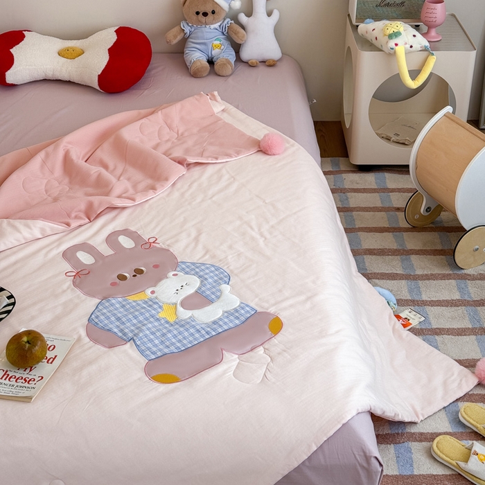 91家纺网 家纺一手货源 找家纺 喜多兔2025新款高精密人字棉贴布绣奶里奶气夏被夏凉被 粉色奶气小兔