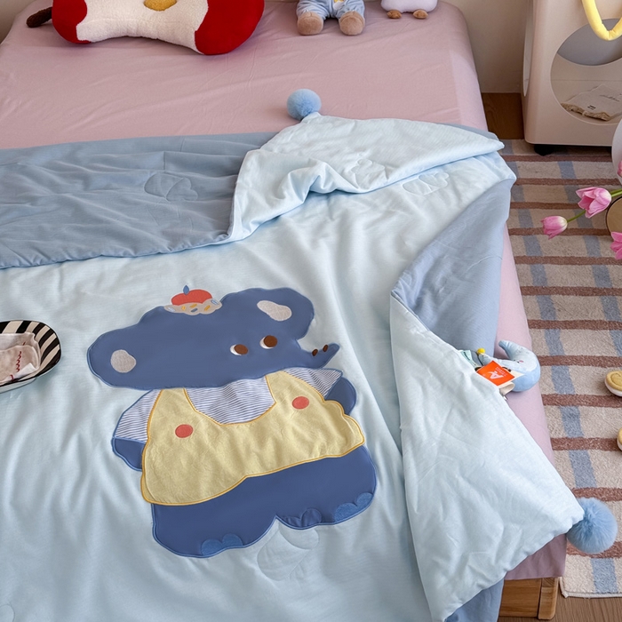 91家纺网 家纺一手货源 找家纺 喜多兔2025新款高精密人字棉贴布绣奶里奶气夏被夏凉被 蓝色奶气小象