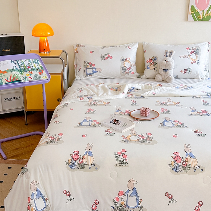 91家纺网 家纺一手货源 找家纺 麦伦家居 2025新款云柔针织棉大豆夏凉被 花丛小兔