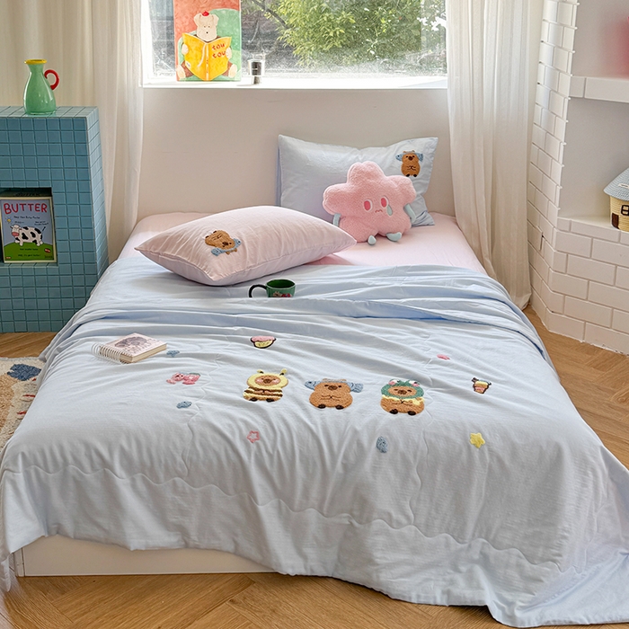 91家纺网 家纺一手货源 找家纺 TT.one 塔塔家居 TT.one 塔塔家居 TT.one 塔塔家居 2025新款全棉双层纱毛巾绣萌宠系列夏被 夏被·呆萌皮皮