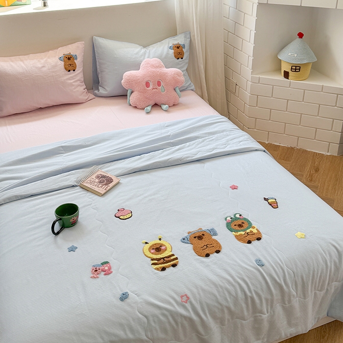 91家纺网 家纺一手货源 找家纺 TT.one 塔塔家居 TT.one 塔塔家居 TT.one 塔塔家居 2025新款全棉双层纱毛巾绣萌宠系列夏被 夏被·呆萌皮皮