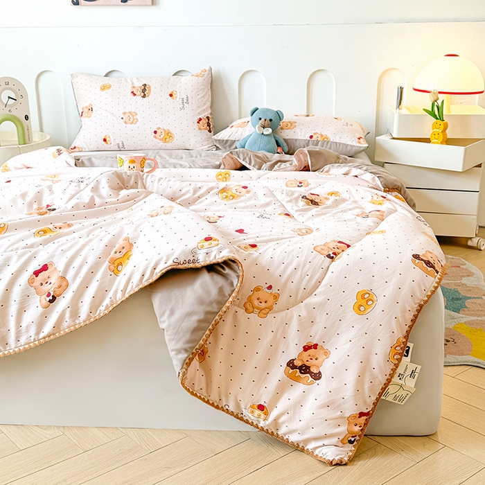 91家纺网 家纺一手货源 找家纺 熙宴家纺 2025新款A类水洗双层纱100%新疆棉花印花夏被空调被夏凉被 小熊蛋糕