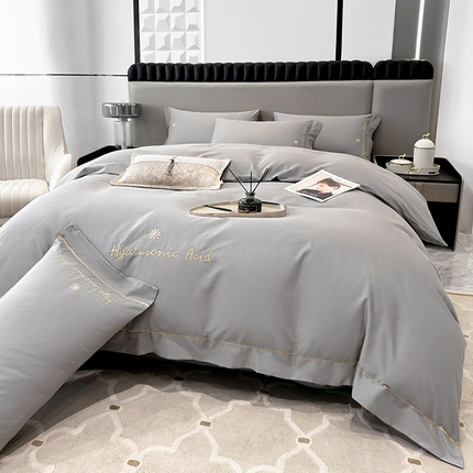 91家纺网 家纺一手货源 找家纺 （总）宇彬家纺 2025直播新款13374全棉纯棉母婴级压线一字绣纯色刺绣四件套全棉纯棉贡缎新疆长绒字母款铂金系列