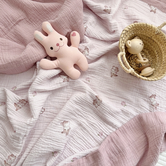 91家纺网 家纺一手货源 找家纺 BOSS 2025新款全棉纯棉皱皱纱儿童盖毯夏被  幼儿园夏被夏凉被空调被 桃桃兔