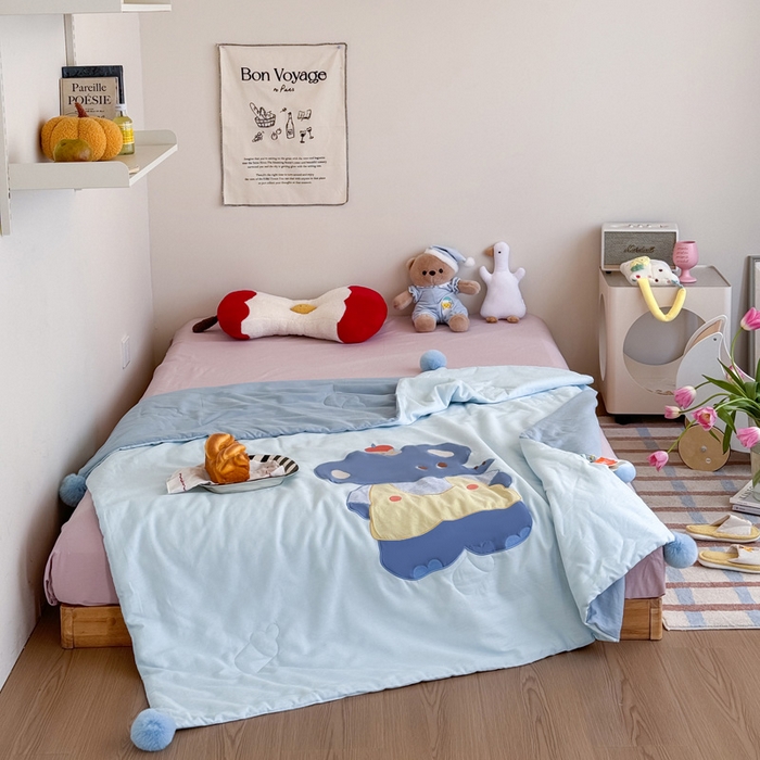 91家纺网 家纺一手货源 找家纺 喜多兔2025新款高精密人字棉贴布绣奶里奶气夏被夏凉被 蓝色奶气小象