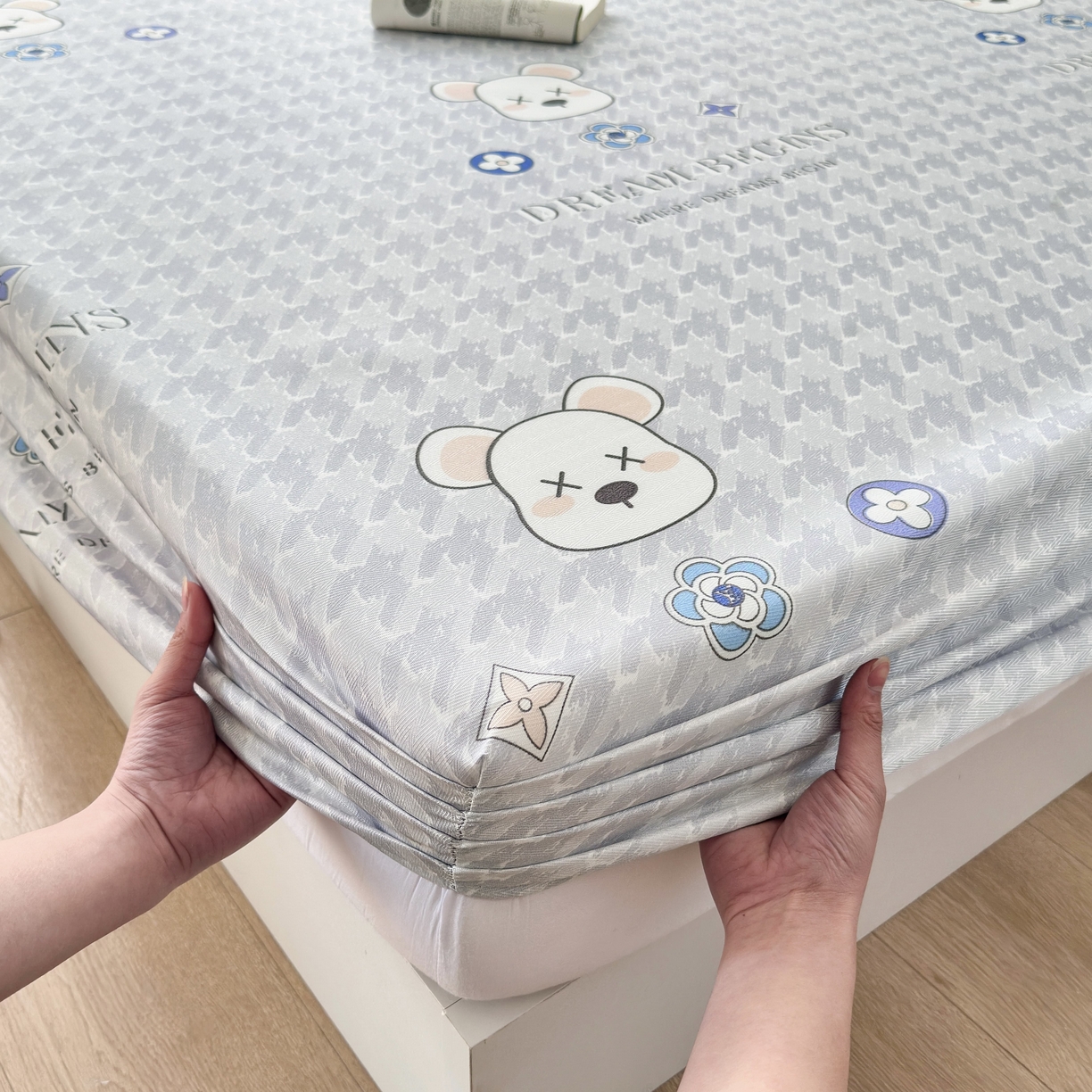 91家纺网 家纺一手货源 找家纺 乐居家纺 2025新款亲肤舒适活性印染水洗冰丝床笠 千鸟格熊