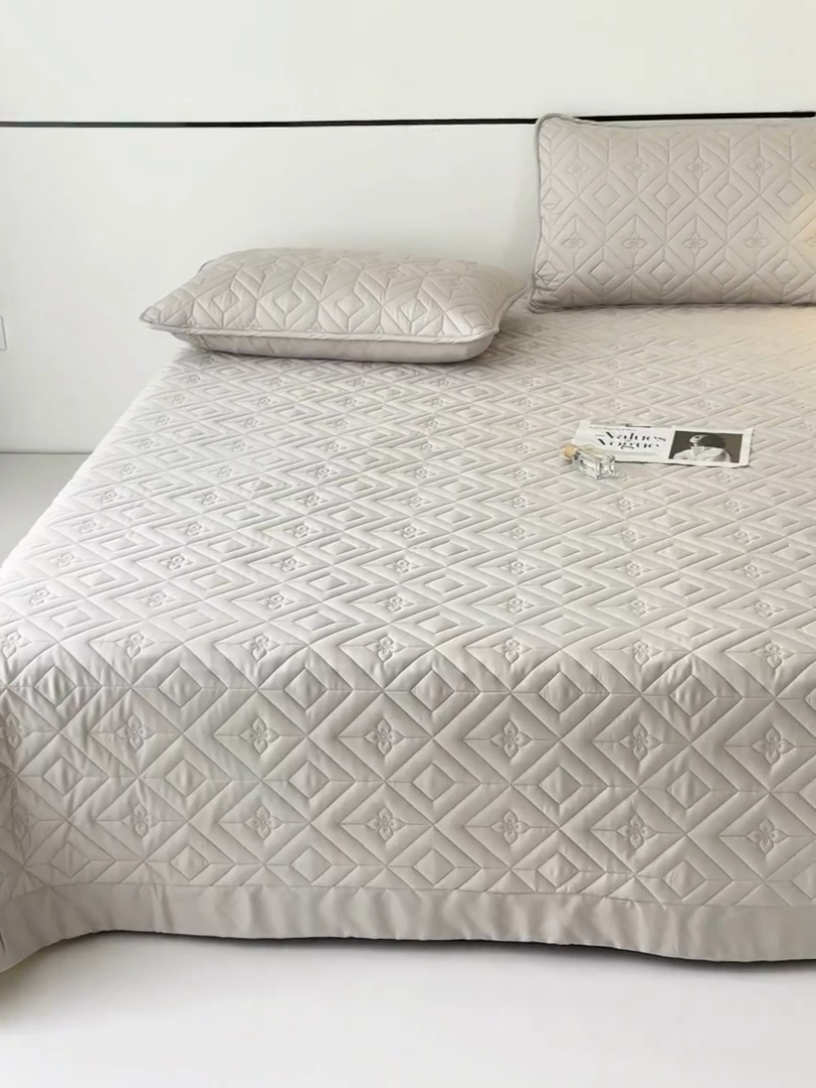 91家纺网 家纺一手货源 找家纺 云雀  2025新款舒适莱赛尔天丝夹棉床盖 菱格床盖-浅灰