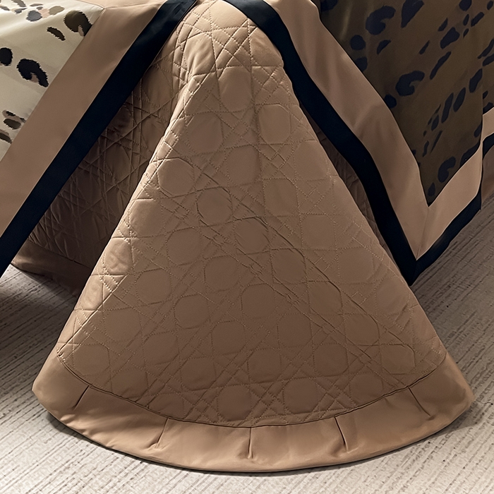 91家纺网 家纺一手货源 找家纺 爱妮菲2025夏季A类天丝棉夹棉床盖床笠四件套全棉纯棉纯色长绒棉真丝保护罩高级感全工艺床上用品 伊素