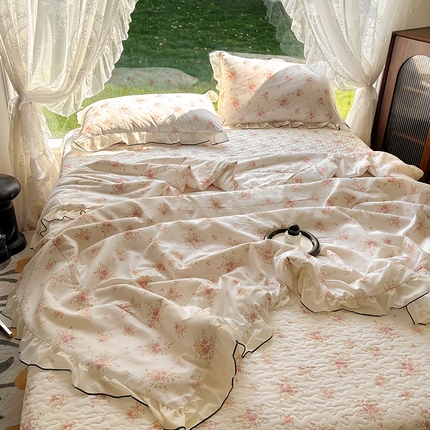 91家纺网 家纺一手货源 找家纺 2025新款水洗棉夹棉韩版花边夏被小清新针织棉小碎花皱皱棉双层纱软糯感夏凉被空调被泡泡棉被四季跑量款 秋水伊人