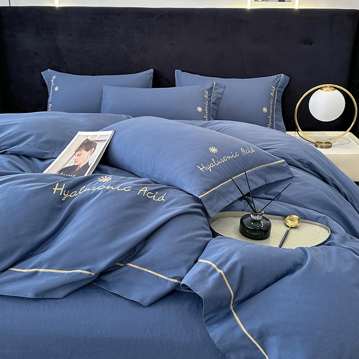 91家纺网 家纺一手货源 找家纺 宇彬家纺 2025直播新款13374全棉纯棉母婴级压线一字绣纯色刺绣四件套全棉纯棉贡缎新疆长绒字母款铂金系列 铂金 宾利蓝