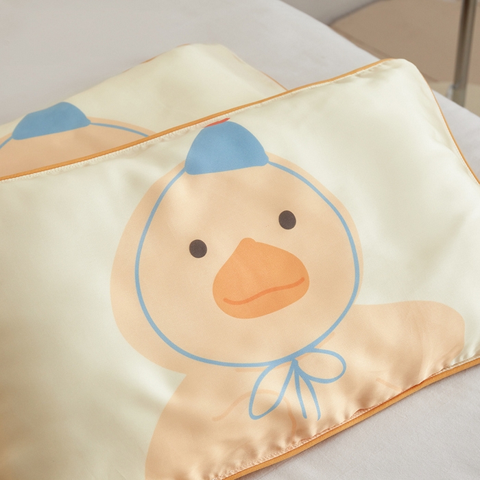 91家纺网 家纺一手货源 找家纺 荷马之梦  2025新款系列——A类60s原创手绘卡通儿童枕套 毛绒鸭