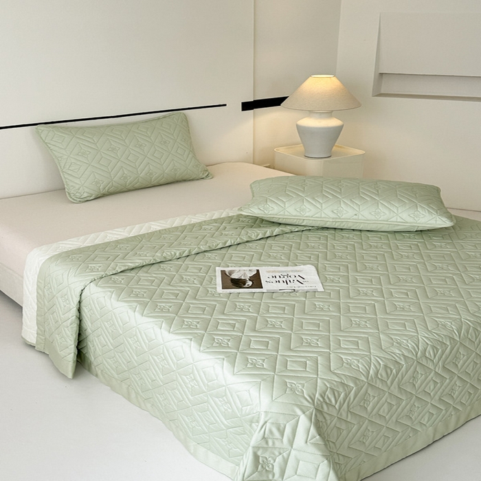 91家纺网 家纺一手货源 找家纺 云雀  2025新款舒适莱赛尔天丝夹棉床盖 菱格床盖-豆绿