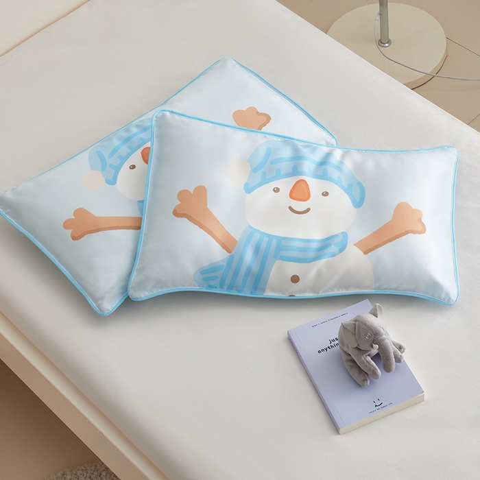 91家纺网 家纺一手货源 找家纺 荷马之梦  2025新款系列——A类60s原创手绘卡通儿童枕套 小雪人
