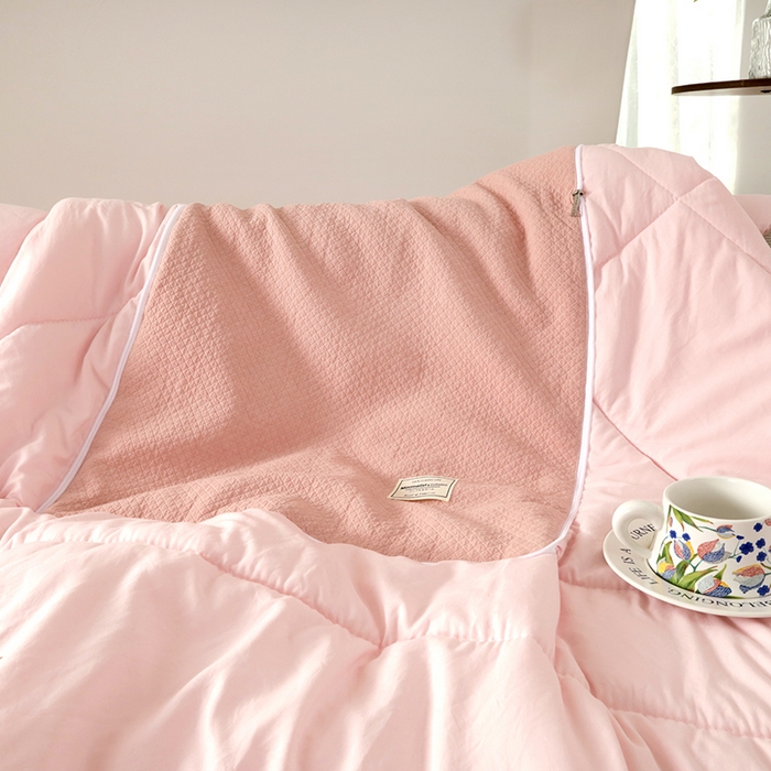 91家纺网 家纺一手货源 找家纺 番茄+ 2025新款简约全棉色织抱枕被 落樱粉