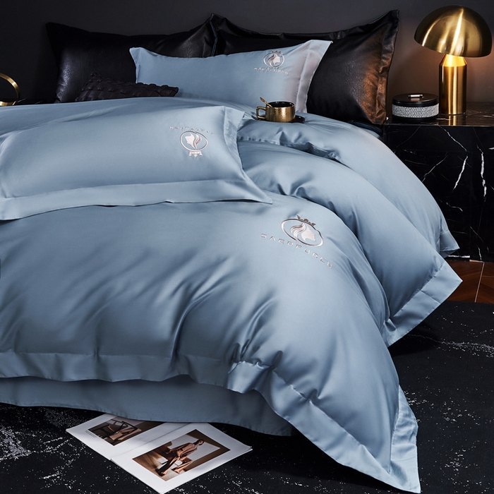 91家纺网 家纺一手货源 找家纺 沃尔居 2025新款全棉纯棉长绒棉四件套刺绣绣花纯色贡缎床笠款高端礼盒装 萨尔夫人-蓝灰