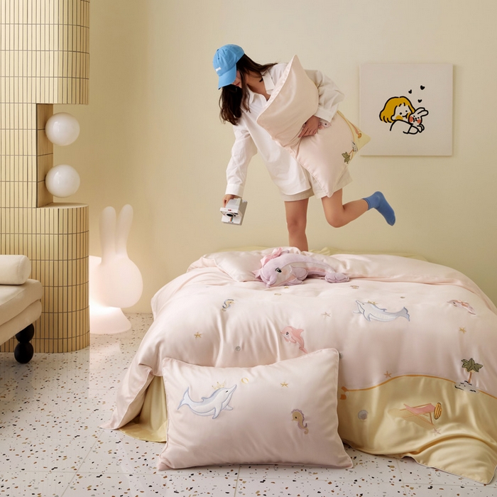 91家纺网 家纺一手货源 找家纺 爱缦 2025新款海边假日系列莱赛尔四件套风格二 粉