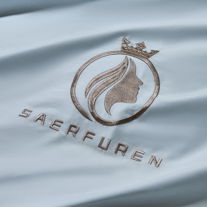 91家纺网 家纺一手货源 找家纺 沃尔居 2025新款全棉纯棉长绒棉四件套刺绣绣花纯色贡缎床笠款高端礼盒装 萨尔夫人-迷雾蓝