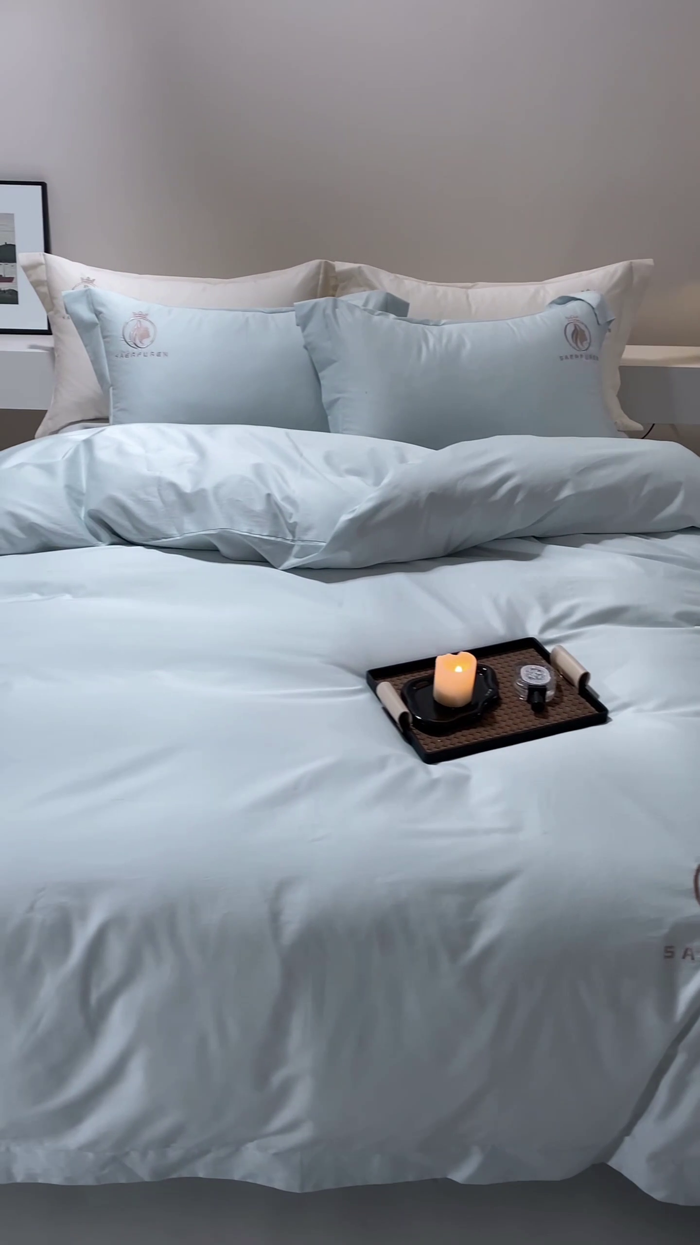 91家纺网 家纺一手货源 找家纺 沃尔居 2025新款全棉纯棉长绒棉四件套刺绣绣花纯色贡缎床笠款高端礼盒装 萨尔夫人-迷雾蓝