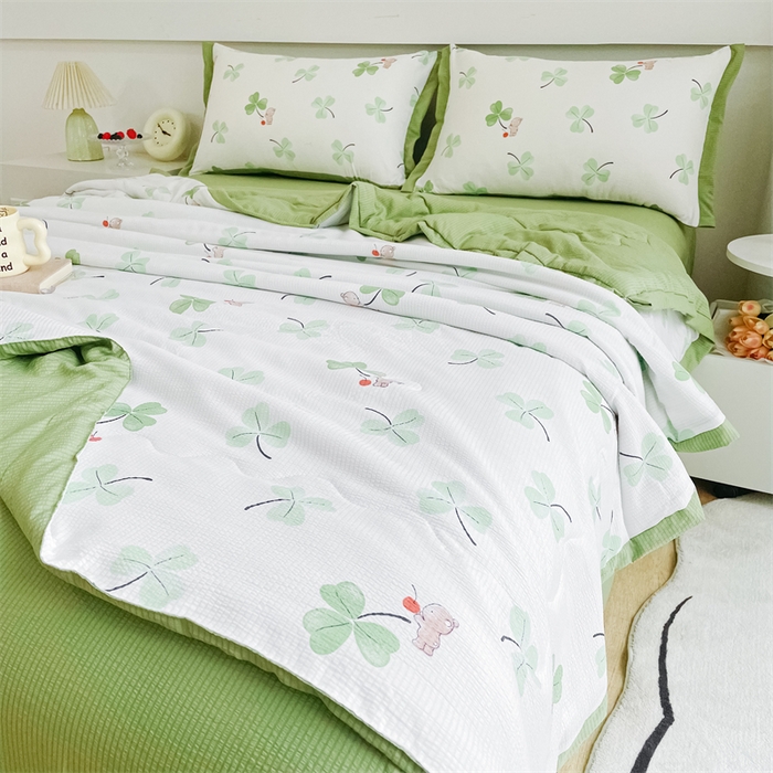 91家纺网 家纺一手货源 找家纺 南北家居 2025新款亲肤泡泡棉提花夏被 三叶草