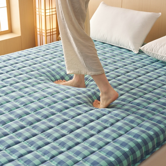 91家纺网 家纺一手货源 找家纺 锦丝钰床垫 2025新款色织水洗棉棉花床垫 蓝绿中格