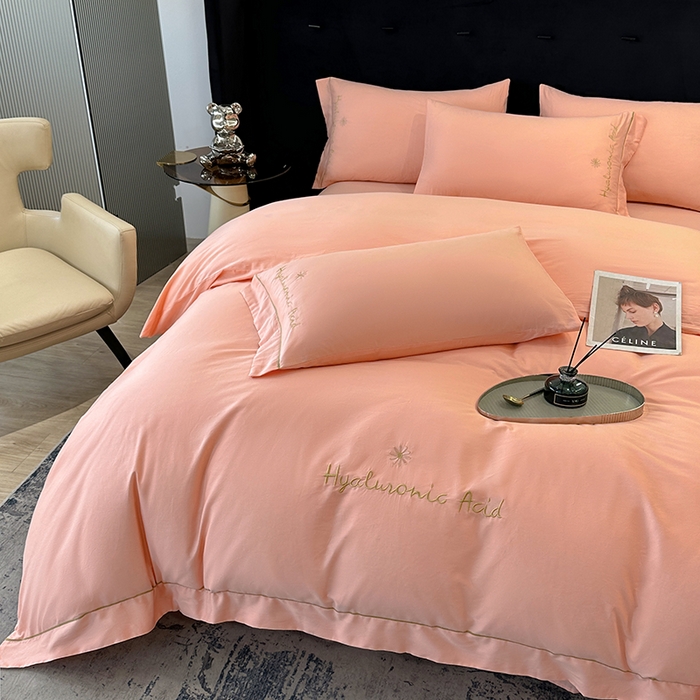 91家纺网 家纺一手货源 找家纺 宇彬家纺 2025直播新款13374全棉纯棉母婴级压线一字绣纯色刺绣四件套全棉纯棉贡缎新疆长绒字母款铂金系列 铂金 玉颜粉