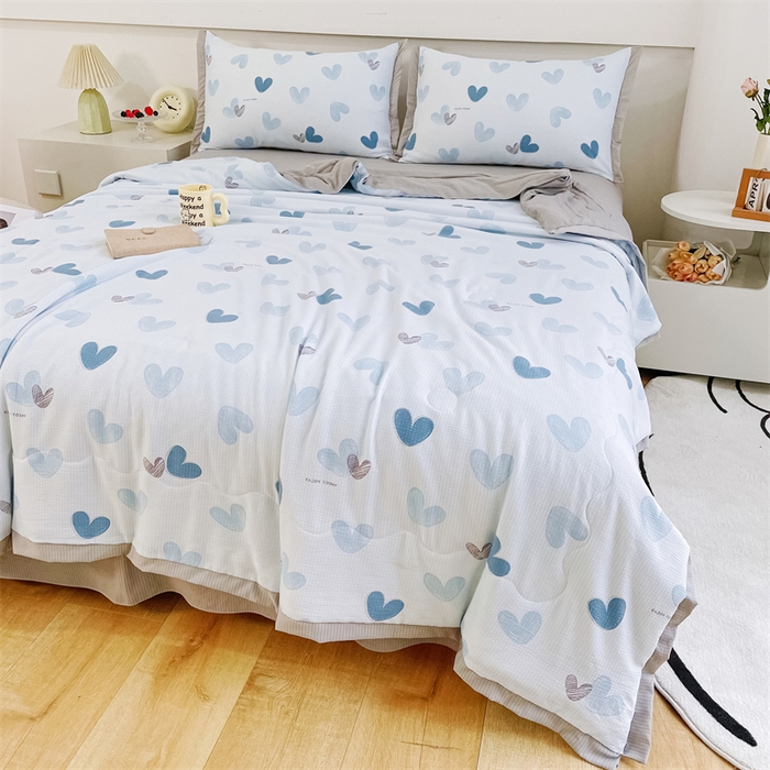 91家纺网 家纺一手货源 找家纺 南北家居  2025新款亲肤泡泡棉提花夏被 一见倾心