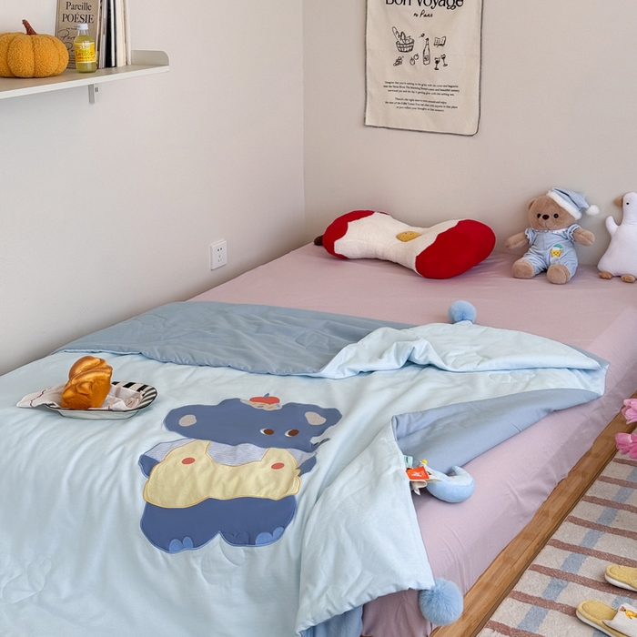 91家纺网 家纺一手货源 找家纺 喜多兔2025新款高精密人字棉贴布绣奶里奶气夏被夏凉被 蓝色奶气小象