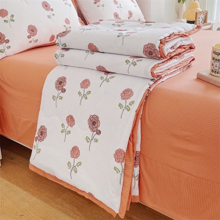 91家纺网 家纺一手货源 找家纺 南北家居 2025新款亲肤泡泡棉提花夏被 俏佳人