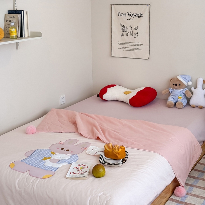 91家纺网 家纺一手货源 找家纺 喜多兔2025新款高精密人字棉贴布绣奶里奶气夏被夏凉被 粉色奶气小兔