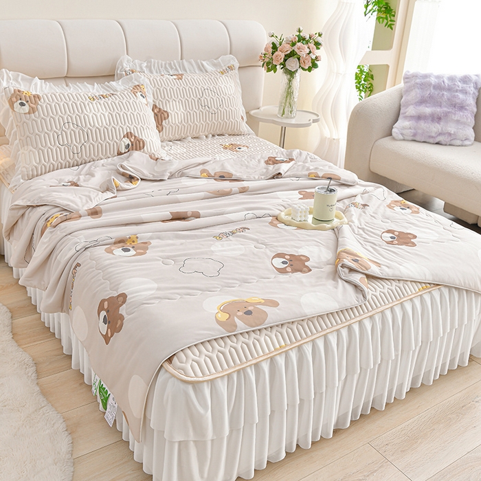 91家纺网 家纺一手货源 找家纺 畅畅家纺 2025新款夏季凉感丝印花足球花凉席夏被夏凉被空调被四件套 足球花-可爱小熊