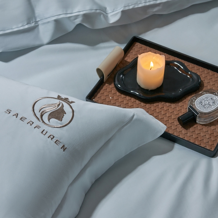 91家纺网 家纺一手货源 找家纺 沃尔居 2025新款全棉纯棉长绒棉四件套刺绣绣花纯色贡缎床笠款高端礼盒装 萨尔夫人-迷雾蓝