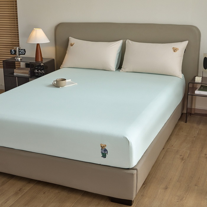 91家纺网 家纺一手货源 找家纺 禾时 2025新款A类全棉卡通小熊刺绣床笠床套床罩床垫保护套 杰米熊-绿