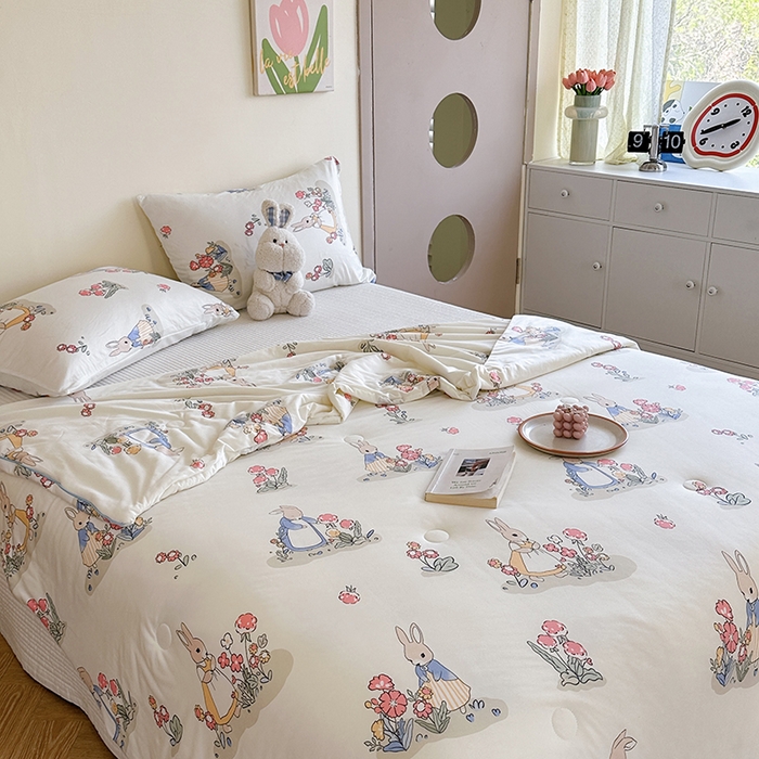 91家纺网 家纺一手货源 找家纺 麦伦家居 2025新款云柔针织棉大豆夏凉被 花丛小兔