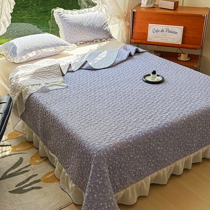 91家纺网 家纺一手货源 找家纺 韩秀家纺 2025新款韩版花边双层纱水洗棉夹棉床盖针织棉泡泡棉床盖三件套蕾丝花边枕套 克拉之恋