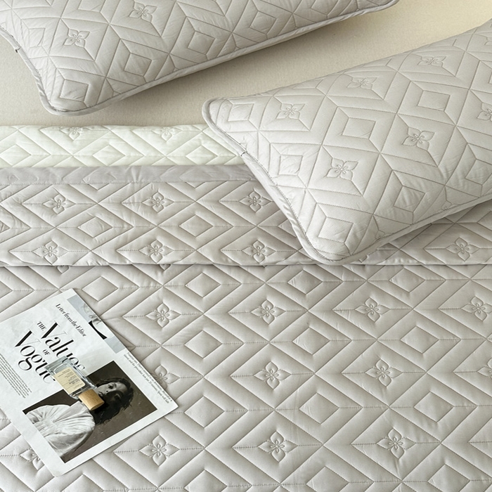 91家纺网 家纺一手货源 找家纺 云雀  2025新款舒适莱赛尔天丝夹棉床盖 菱格床盖-浅灰