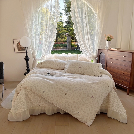 91家纺网 家纺一手货源 找家纺 2025新款水洗棉夹棉床盖四件套韩版蕾丝花边小清新针织棉单被套小碎花皱皱棉直播爆款网红四季跑量款 彩蝶